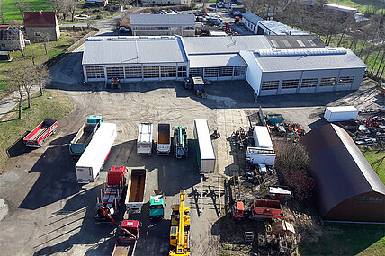 Außenbereich der Firma F.L.M. Außenbereich der Firma F.L.M.