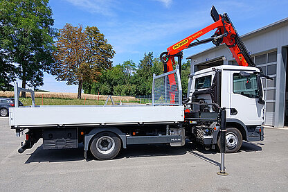 Pritschenaufbau mit PALFINGER Ladekran Pritschenaufbau mit PALFINGER Ladekran
